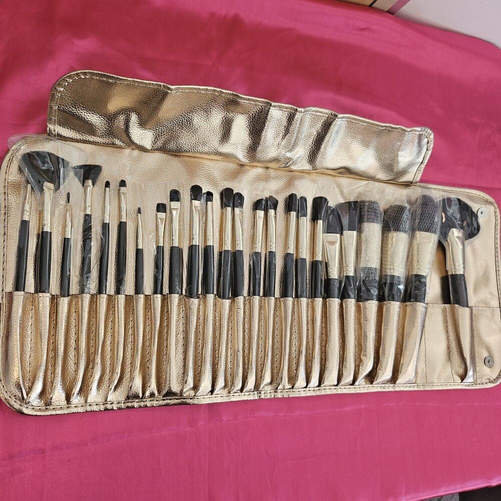 New B.B.W. Cosmetics 24 Piece Makeup Brush Set Travel Carrying Case Gold